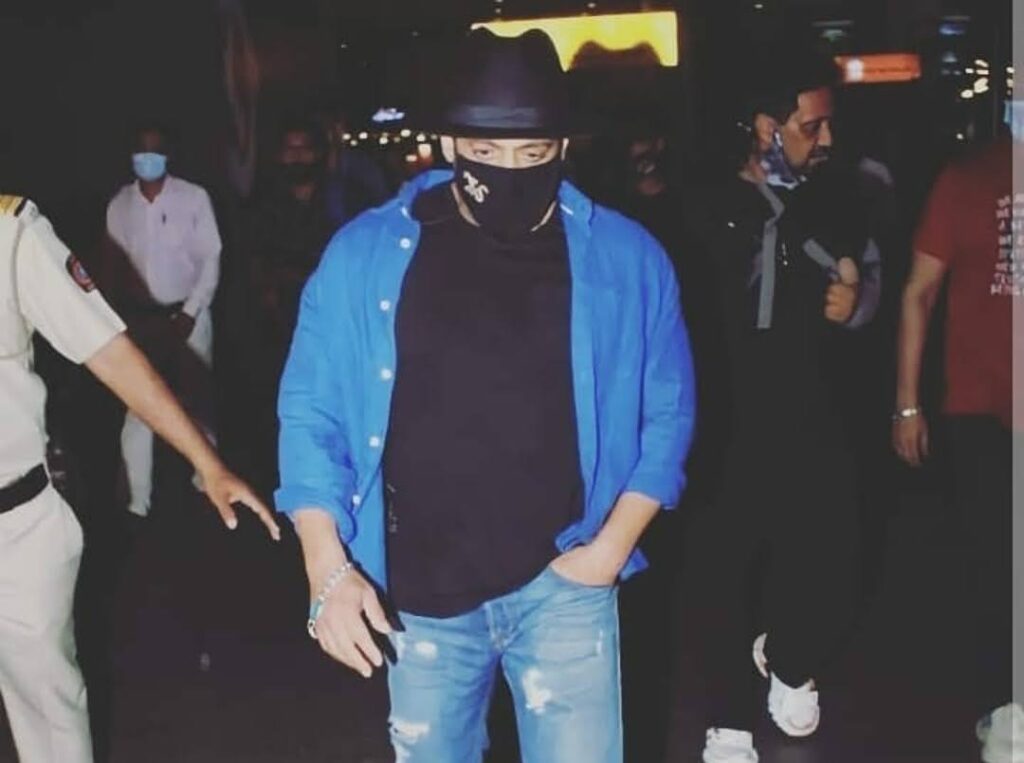 Salman Khan trolled for wearing an "Ulta mask" as he is spotted at Mumbai.